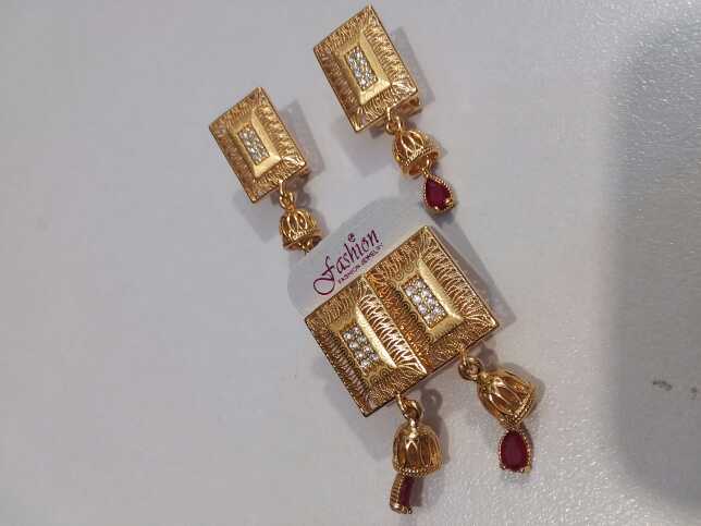 Golden Earring for girls.. in Mardan, Khyber Pakhtunkhwa - Free Business Listing