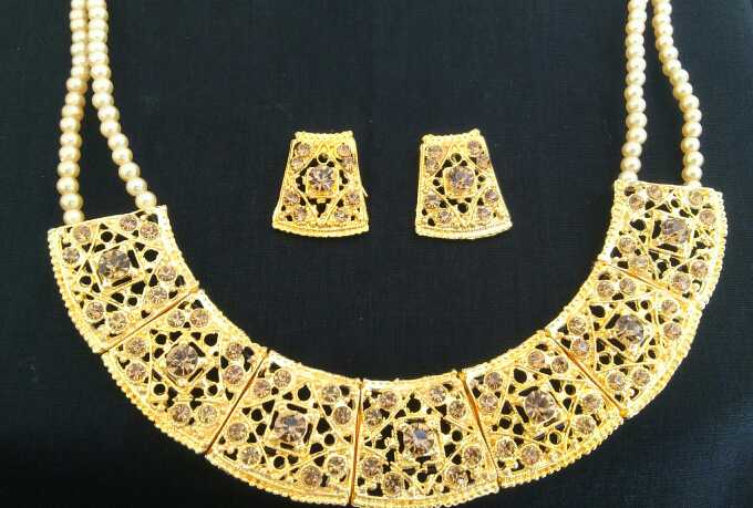 golden and white earrings.. in Karachi City, Sindh - Free Business Listing